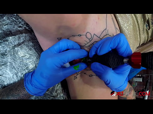 ❤️ Tsis tshua muaj tattooed hottie Sully Savage tau txais tattoo ntawm nws clitoris ☑ Porno vk ntawm hmn.com-pornzog.ru% ❌❤ Ib